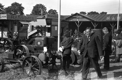 "Ransomes" traktorite väljapanek  Tartu Eesti Põllumeeste Seltsi 50.aasta juubelinäitusel  similar photo