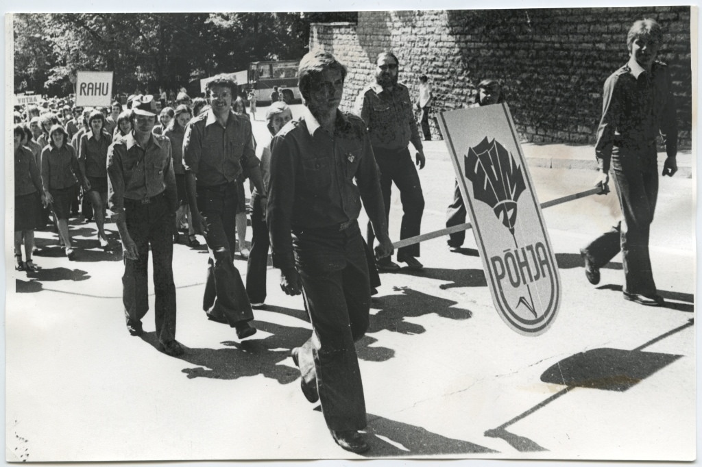 EÕM-77 Tallinna Raekoja platsile töösuve avamisele marssivad malevlased / Students marching to opening ceremony of the working summer 1977 on the Tallinn Town Hall Square