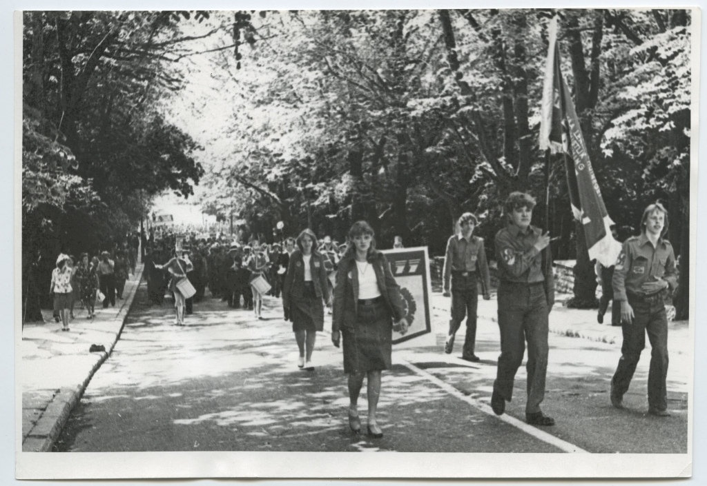 EÕM-77 Tallinna Raekoja platsile töösuve avamisele marssivad malevlased / Students marching to opening ceremony of the working summer 1977 on the Tallinn Town Hall Square
