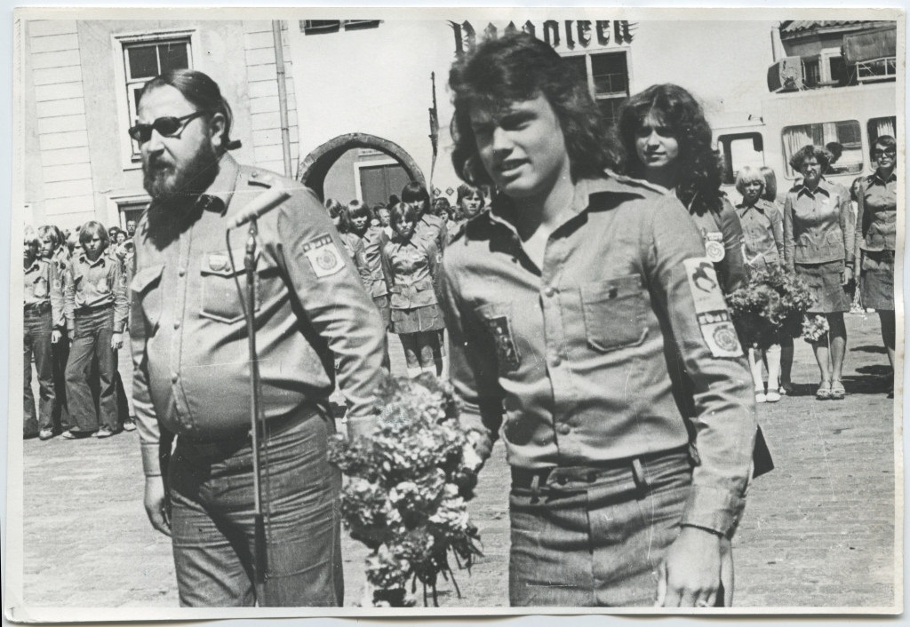 EÕM-77 töösuve avamine Tallinnas Raekoja platsil. Jaan Kulver ja Rando Allikmets / Opening ceremony of the working summer 1977 on the Tallinn Town Hall Square. Jaan Kulver and Rando Allikmets
