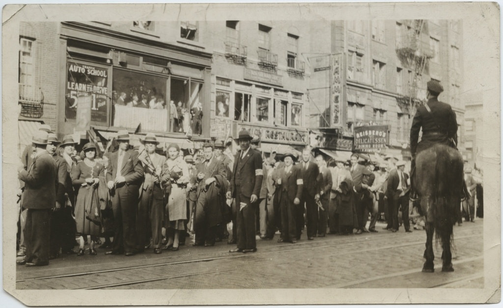1. mai paraad New Yorgis, 1935,  ratsapolitseinik jälgib rongkäiku / May Day parade with mounted police observing, New York, 1935