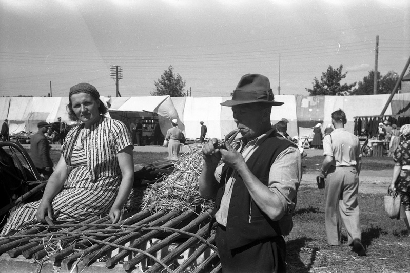 Mees ja naine vankriga (Elva laat)