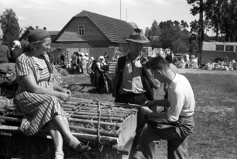 Mees ja naine vankriga ning ajakirjanik Mart Lukk (?) paremal (Elva laat)