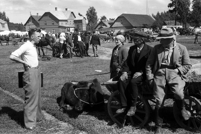 Kaks meest ja naine vankriga ning ajakirjanik Mart Lukk (?) vasakul (Elva laat)