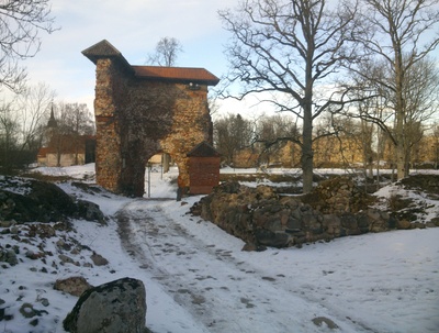 Kaunistustega aluspapiga fotol Viljandi Ordulossi varemed. Foto all aluspapil kirje "W.Staden, Jurjew" rephoto