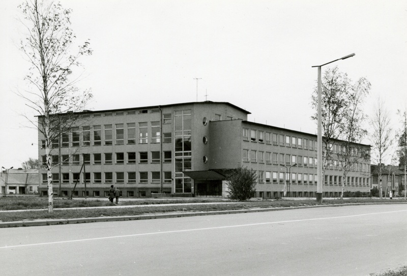 Soil tn school house, view of the building from the corner. Architects Udo Ivask, Herbert Rüütel, EP
