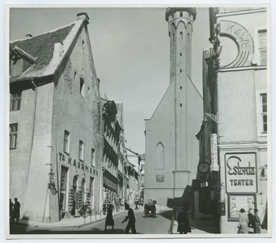 Tallinn, Raekoja Street, left Pakkmaja, behind Raekoja.  duplicate photo