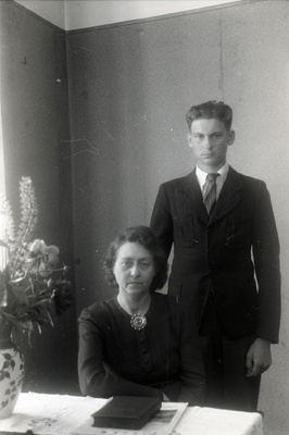 Elmar Kaldi poeg Taevo Kald ja abikaasa Ida Kald  similar photo