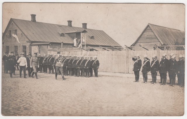 Rakvere see the row of members of the Society and the receivers of the parade.