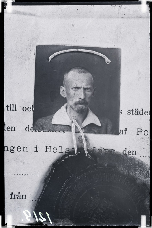 Viktor Kingissepa dokumendifoto, ümber pildistatud V. Kingisseppa soomekeelselt tunnistuselt Viktor Lindsholmile.