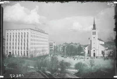 Tallinn, Vabaduse väljak, vasakul EKKS-maja, paremal Jaani kirik.  duplicate photo