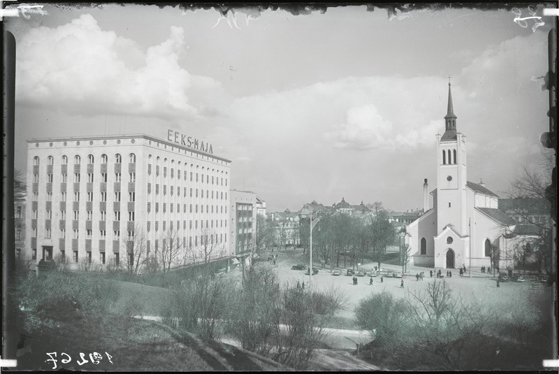 Tallinn, Vabaduse väljak, vasakul EKKS-maja, paremal Jaani kirik.