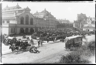 Vaade Musumäelt Estonia Seltsi hoonele (Estonia teater). Paremal bensiinimootoriga tramm.  duplicate photo