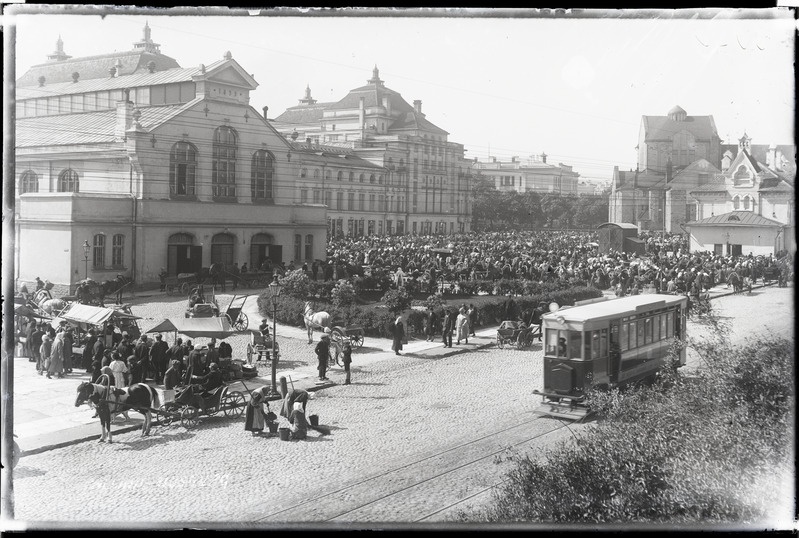 Vaade Musumäelt Estonia Seltsi hoonele (Estonia teater). Paremal bensiinimootoriga tramm.