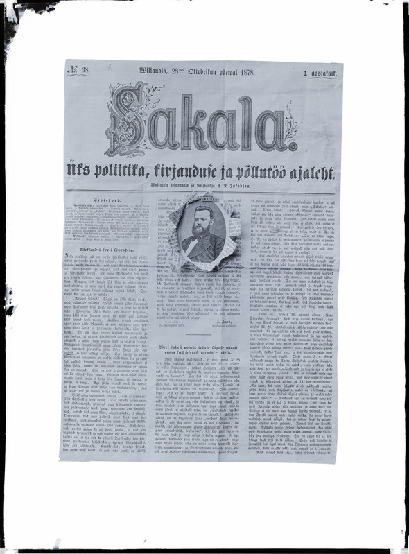 Kollaaž. Ajalehe Sakala I aastakäigu 38. numberi (28.10.1878) esikaas, millesse on rebitud auk millest paistab Carl Robert Jakobsoni foto.
