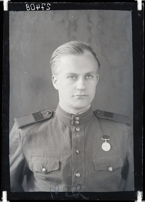 Mango Paaver, Leonhardi poeg (sünd. 22.05.1923). Vanemseersant. Võrus ajalehe toimetaja, tagalas ei olnud.  duplicate photo