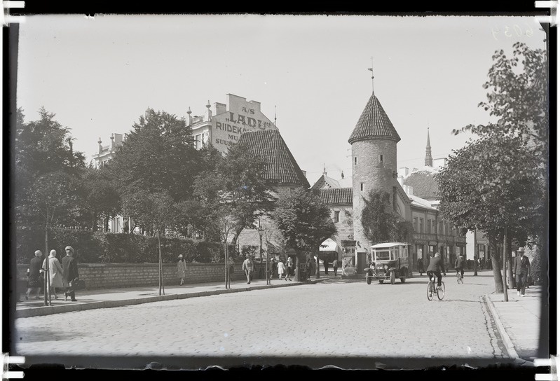 Tallinn, Viru tänav, vaade Viru Värava eesväravale. Fotol bussiettevõtja J. Kruusementi autobuss Fiat liinil Tallinn-Kose.