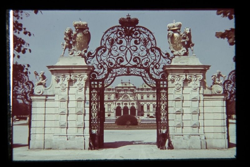 Ülemise Belvedere lossi värava keskmine osa.