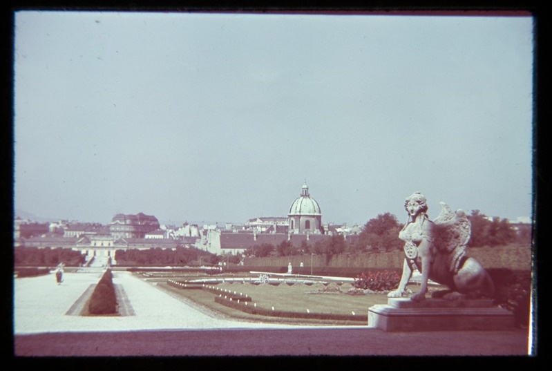 Vaade Belvedere lossi pargile Ülemise Belvedere lossi poolt. Paremal sfinksi skulptuur.