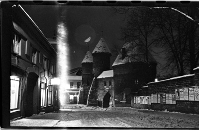 Valli tänava ja Viru tänava ristmik, paremal müür kuulutustega, tänava otsas Viru värav  similar photo
