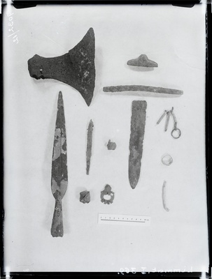 Arheoloogiline leid. Lümandu leid - odaots, mõõga fragmendid, kirves, kaelavõru ripats, spiraalsõrmus jne  duplicate photo