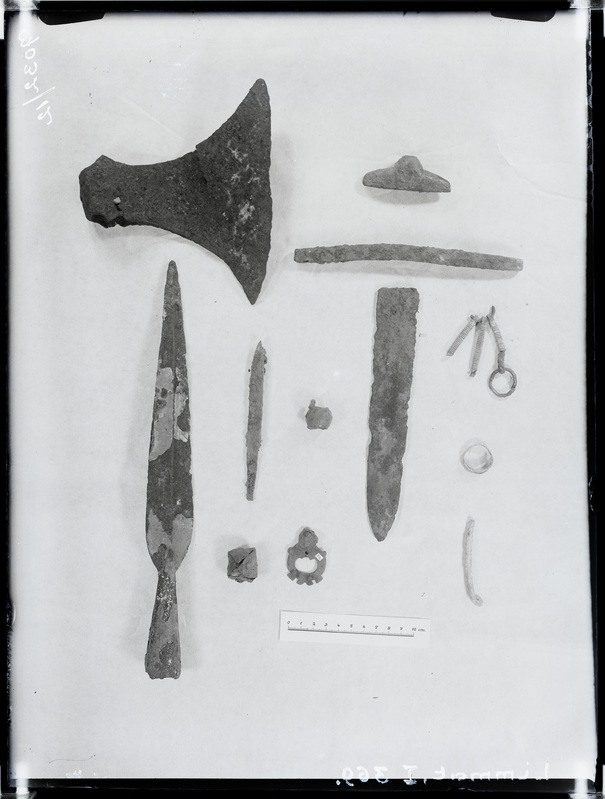 Arheoloogiline leid. Lümandu leid - odaots, mõõga fragmendid, kirves, kaelavõru ripats, spiraalsõrmus jne