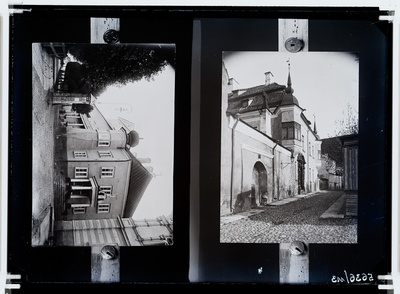 Kaks negatiivi pildistatud ühele klaasile, reproduktsioonipildistused: 1.Vaade Peeter I majale kirdest. 2. Vaade J. C. Schwartzi majale idast.  duplicate photo
