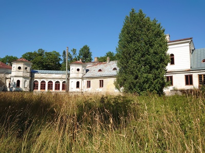 Main building of Avanduse Manor, by the garden rephoto