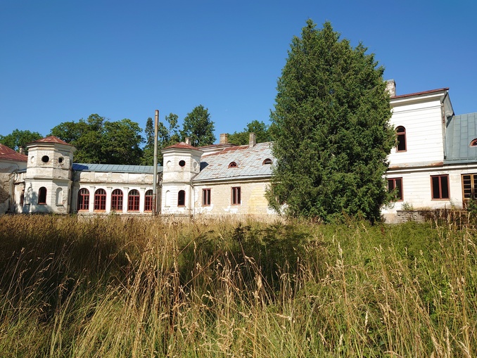 Main building of Avanduse Manor, by the garden rephoto