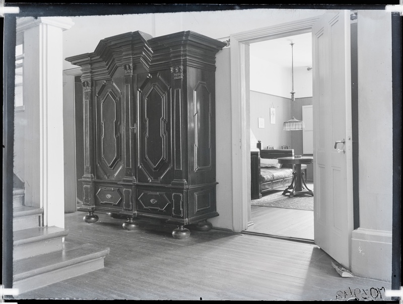 Vaade klassitsistlikus stiilis kapile