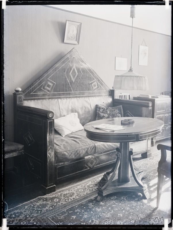 Detail toa sisevaatest, juugend-stiilis mööbliga