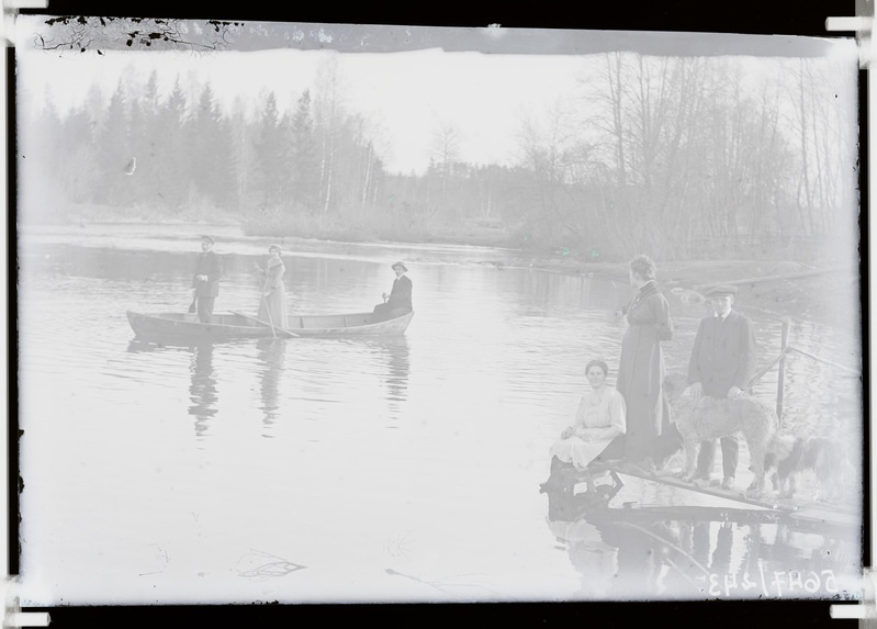 Grupp inimesi paadiga järvel (jõel?), teine grupp paadisillal.