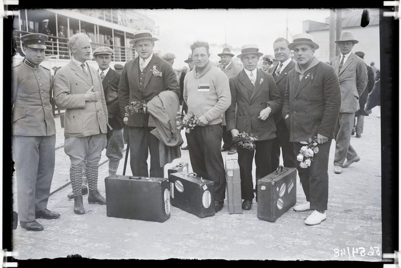 Grupp maadlejaid raudteejaamas