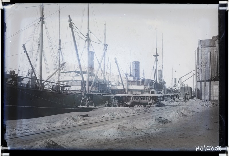 Kaubalaevad Tallinna sadamas