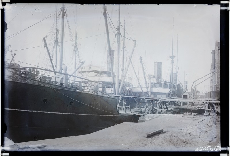 Kaubalaeva lossimine Tallinna sadamas