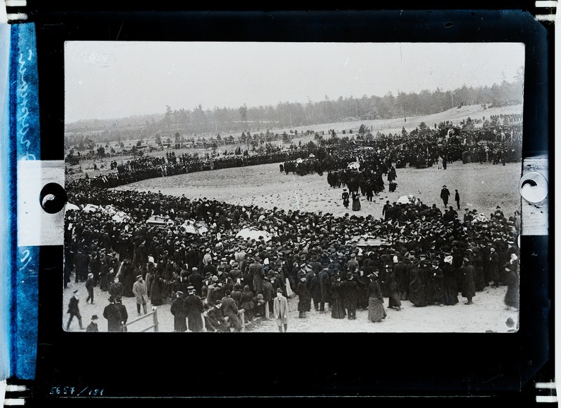 1905. aasta 16.oktoobril Uuel turul hukkunute matused Rahumäel.