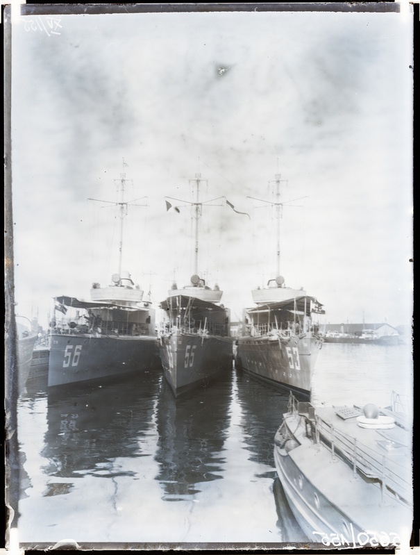 Välismaised sõjalaevad 53, 55, 56 sadamas