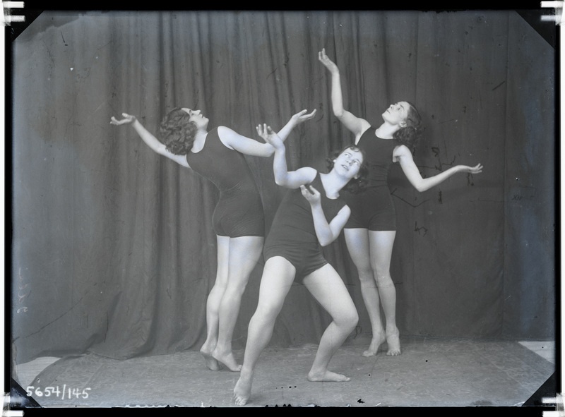 Grupp iluvõimlejaid Idla võimlemiskoolist