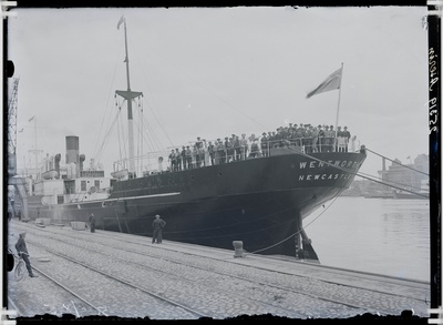 Inglise aurik kai ääres. Wentworthi nimeline laev valnis 1913 Sunderland Shipsi tehases ja sai torpeedo 1917. aasta septembris.  similar photo