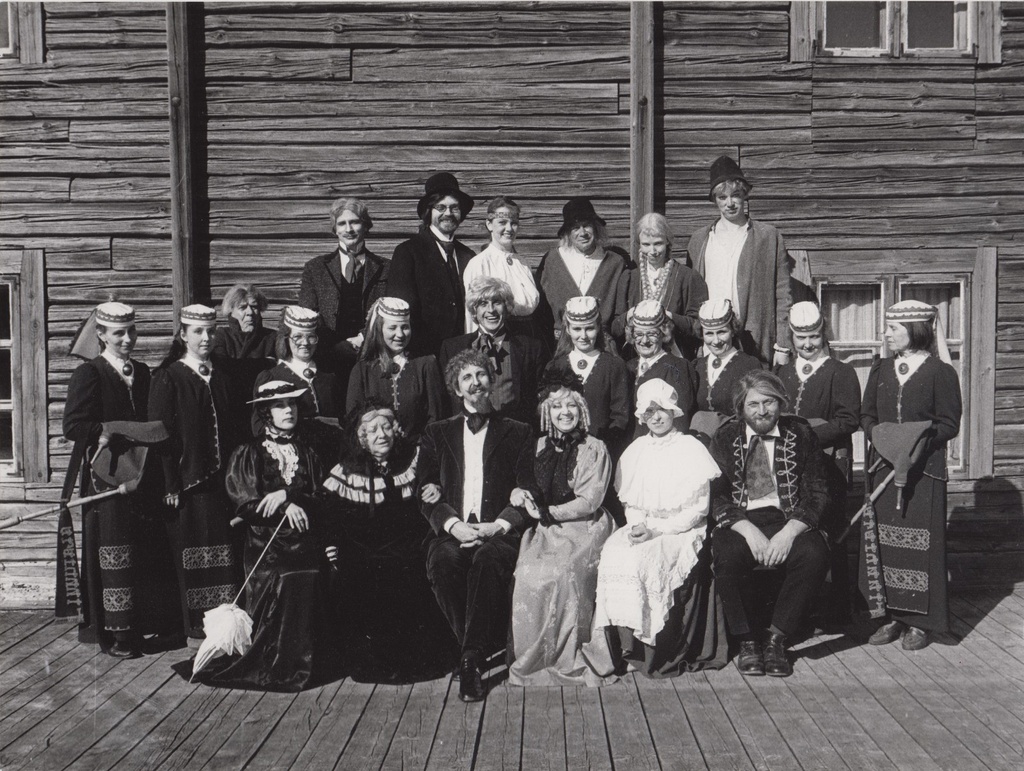 Näidendi "Artur ja Anna" tegelased Kurgja veski juures. Suvi 1991. a.