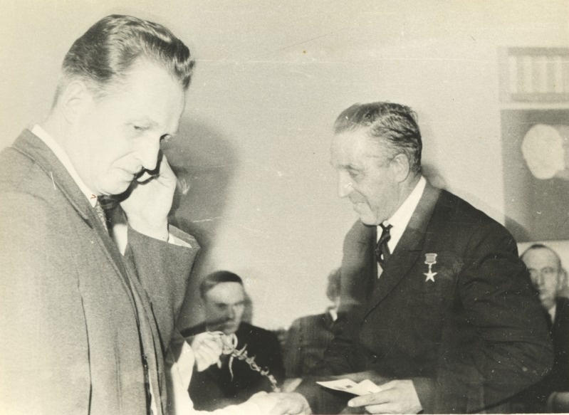 Medali "Vapra töö eest" saab Villemi sovhoosi veteran Lenini ordeni omanik Konstantin Ivanov