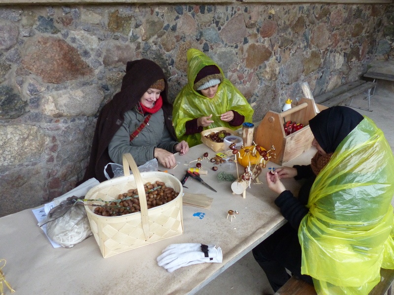 Meisterdamise töötoas valmivad looduslikest materjalidest kaardid ja loomad