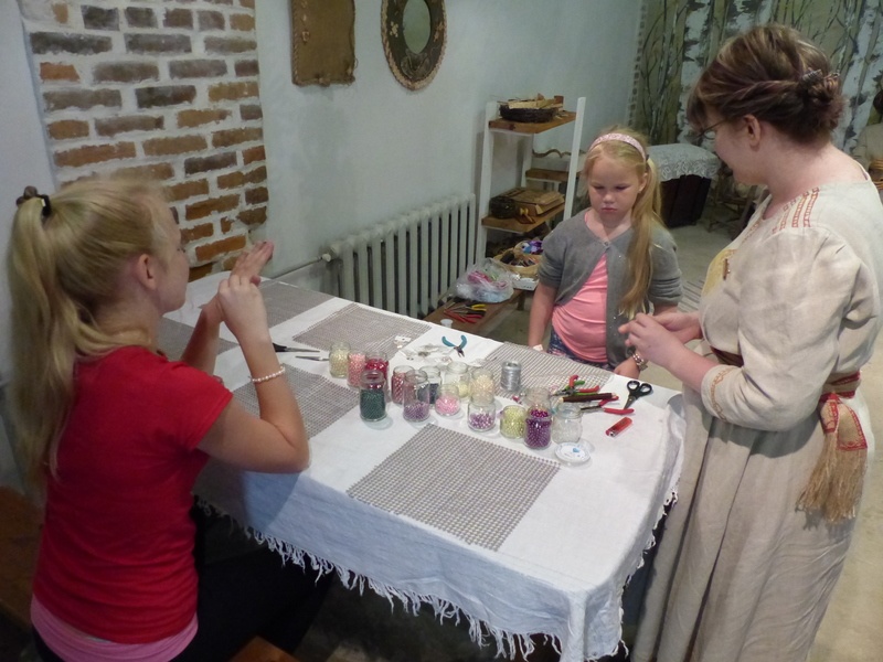 Mõisapreili ehtekambris sai pärlitest käevõrusid teha - juhendab Merlin Lumiste