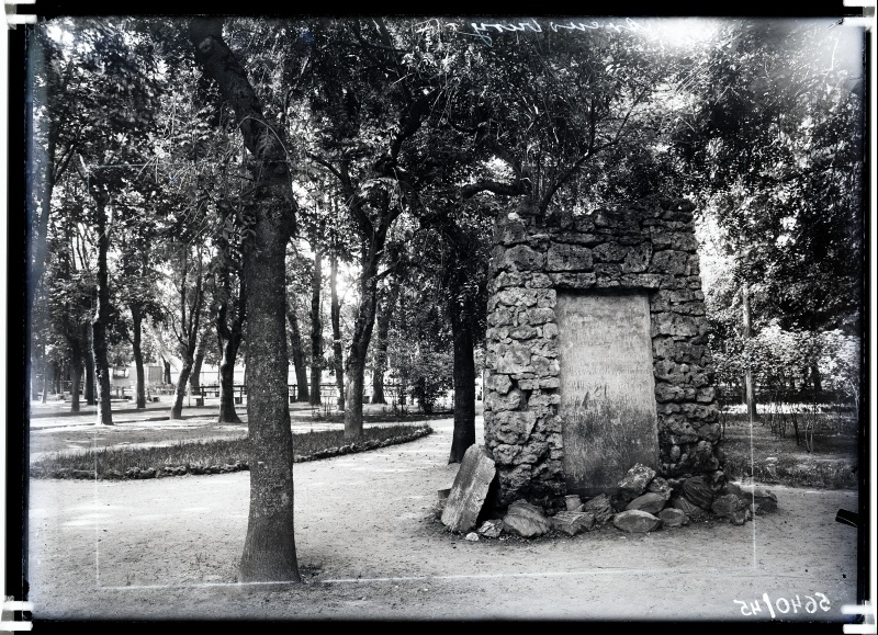 Vana kalmistu asukohta tähistav mälestusmärk Lossipargis