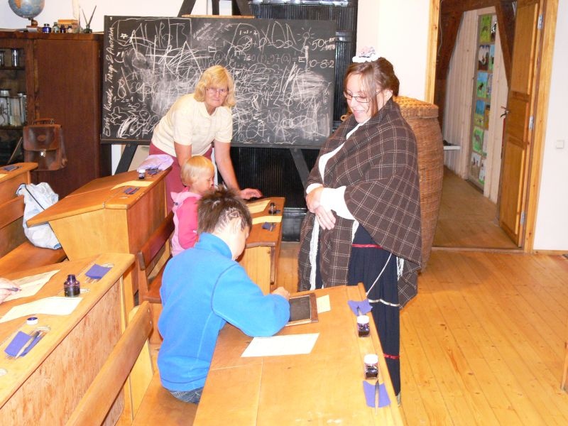 Põlva Talurahvamuuseumi  muuseumipedagoog viib läbi tindiga kirjutamise töötuba
põllumajandusmuuseumi õppeklassis