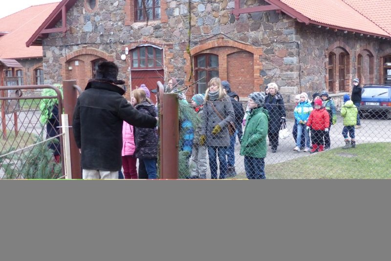 Jõuluprogrammis osalejaid tervitab väraval Karl Raudpuu