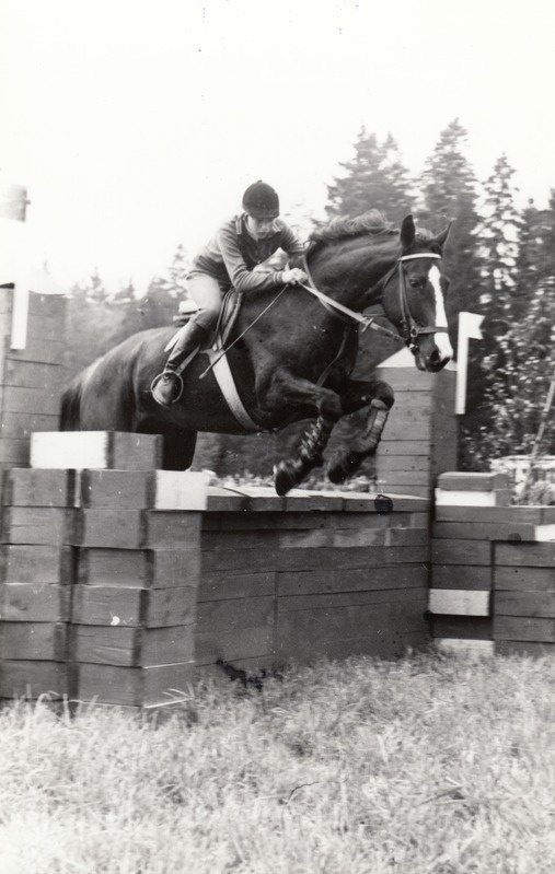 Ülle Kull hobusel Viirus 1977.a. võistlustel