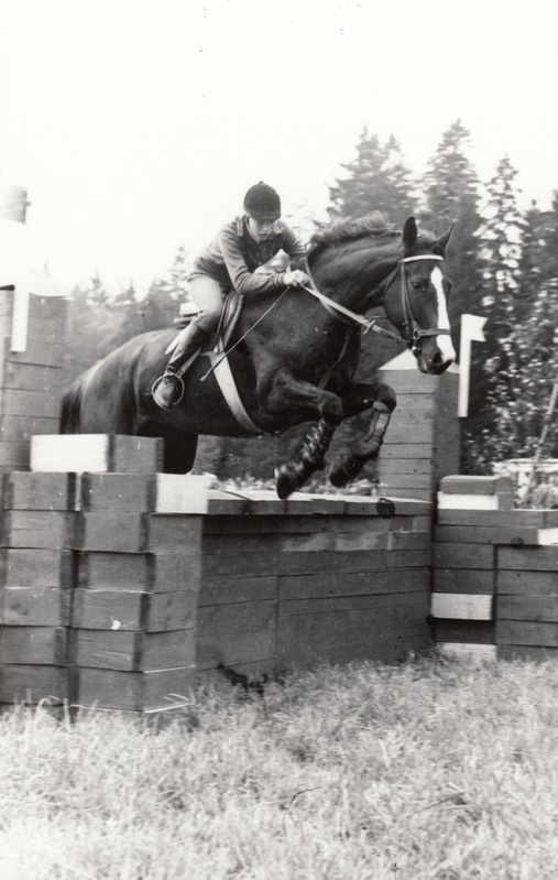 Ülle Kull hobusel Viirus 1977.a. võistlustel