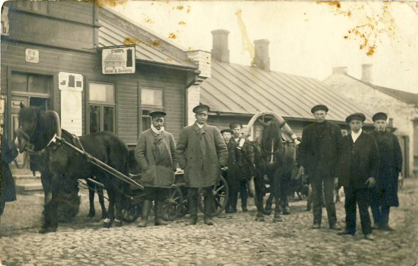 The men of Kohala village at Rakvere stage