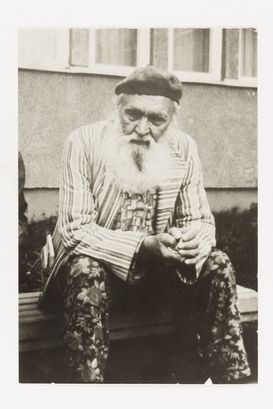 Johannes Rudolf Lapmann maja ees pingil istumas Tartus '89.